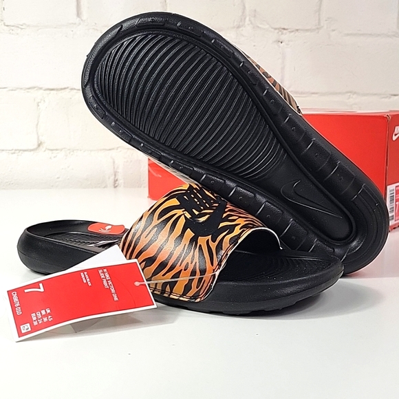 Nike Victori One Slide Tiger Print Women's 7 CN9676 010 - Picture 4 of 8